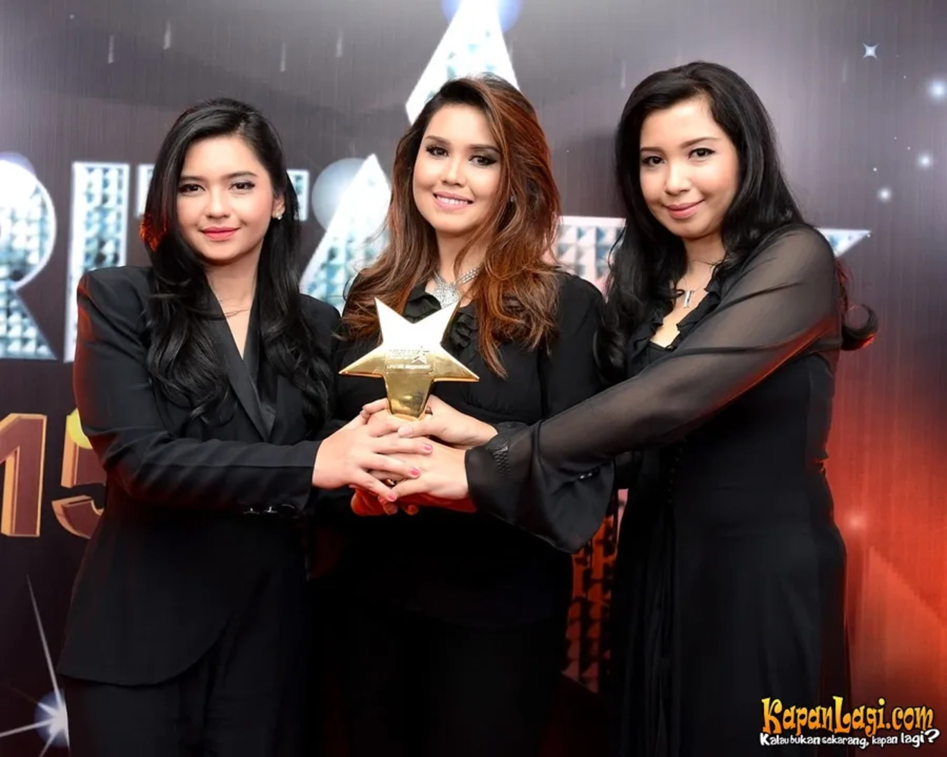 Jika Anda tidak melihat foto Ratna Harahap, kemungkinan karena foto dengan nomor tersebut tidak tersedia di Kapanlagi.com™