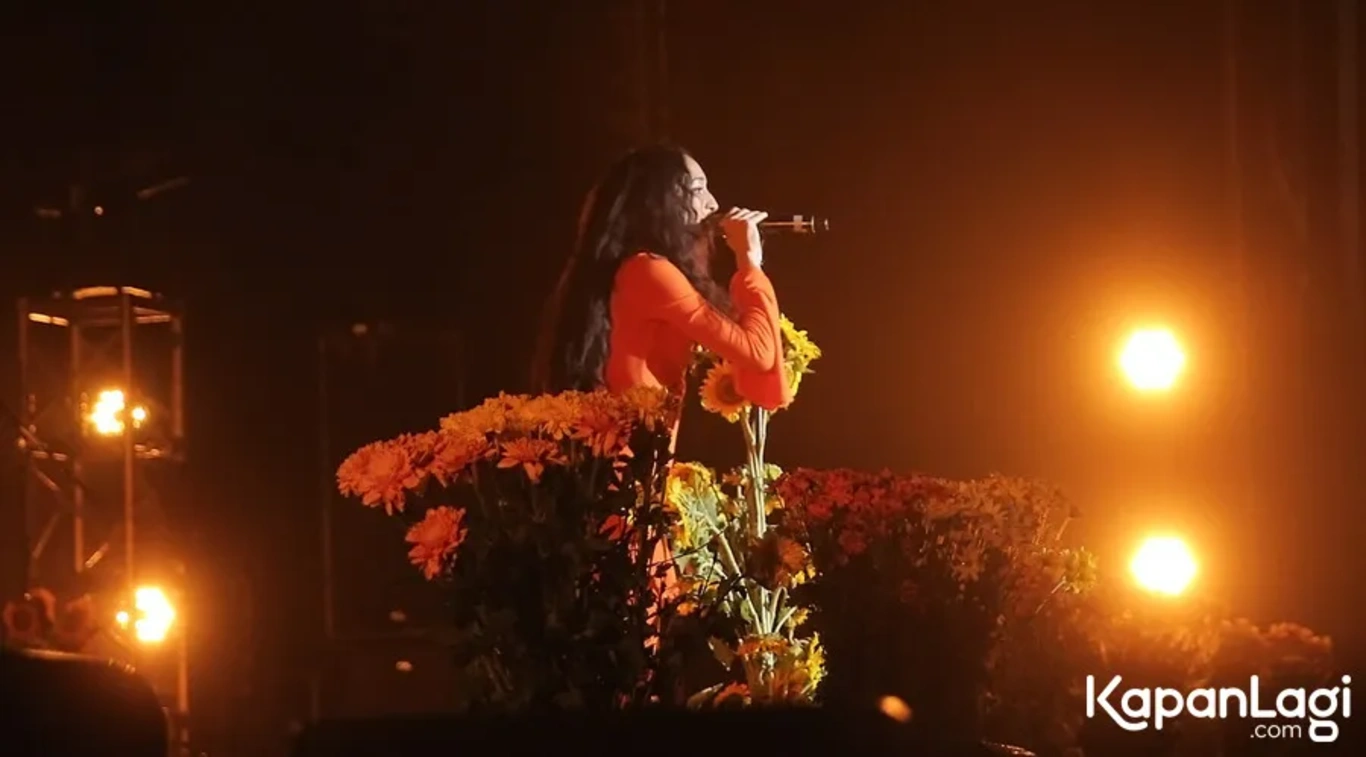 Jika Anda tidak melihat foto Raveena, kemungkinan karena foto dengan nomor tersebut tidak tersedia di Kapanlagi.com™