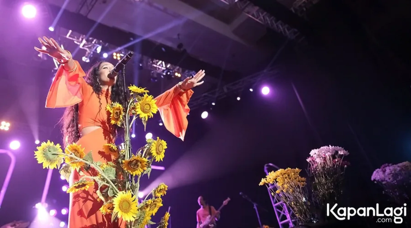 Jika Anda tidak melihat foto Raveena, kemungkinan karena foto dengan nomor tersebut tidak tersedia di Kapanlagi.com™