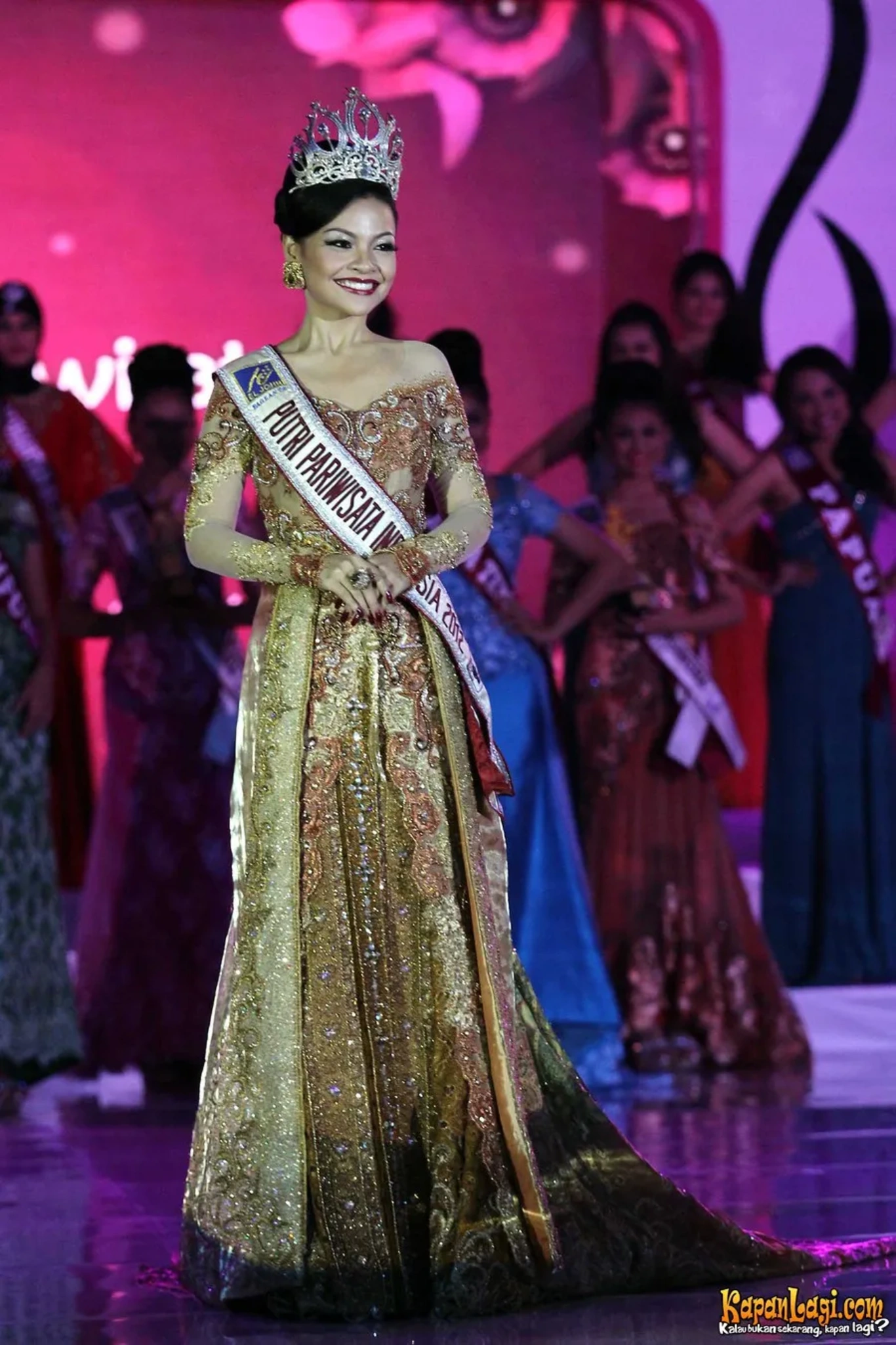 Jika Anda tidak melihat foto Reinita Arlin, kemungkinan karena foto dengan nomor tersebut tidak tersedia di Kapanlagi.com™