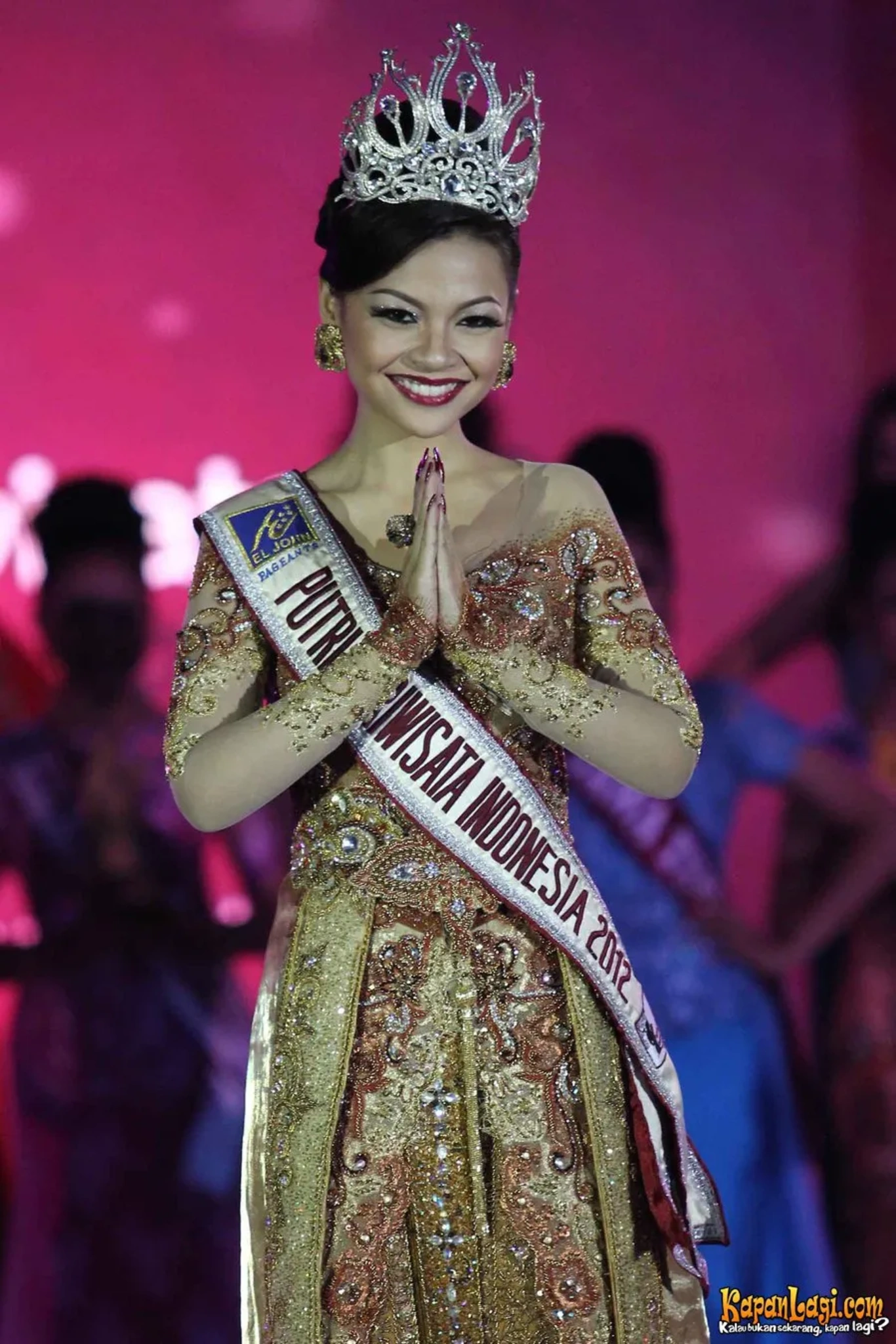 Jika Anda tidak melihat foto Reinita Arlin, kemungkinan karena foto dengan nomor tersebut tidak tersedia di Kapanlagi.com™