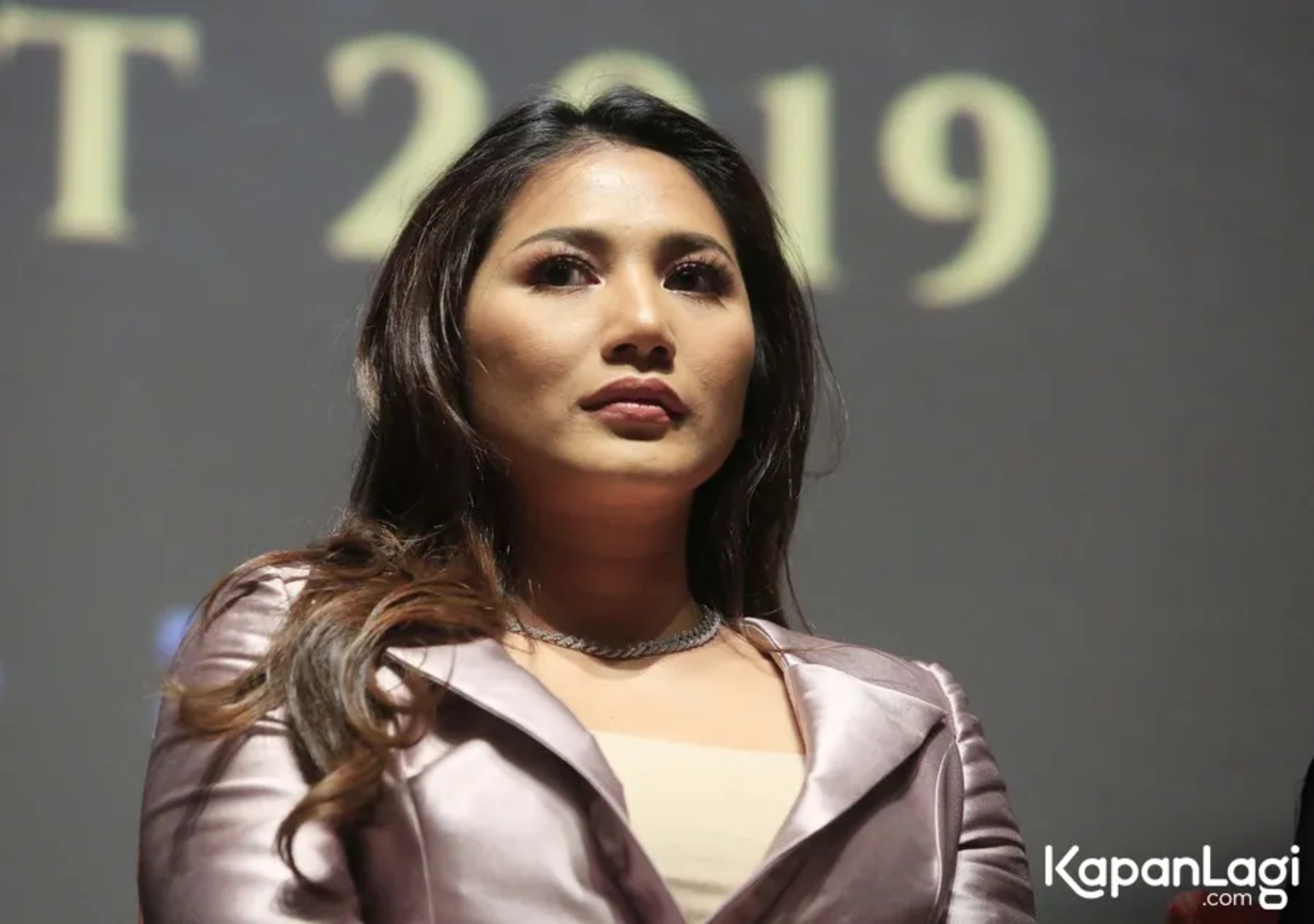 Jika Anda tidak melihat foto Reni Yuliana, kemungkinan karena foto dengan nomor tersebut tidak tersedia di Kapanlagi.com™