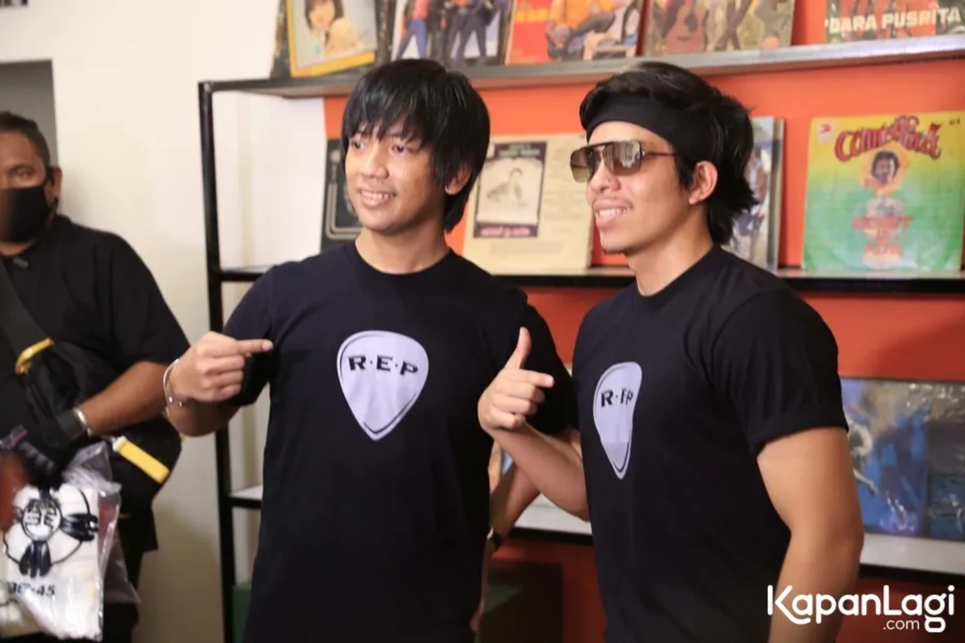 Jika Anda tidak melihat foto Rian D Masiv, kemungkinan karena foto dengan nomor tersebut tidak tersedia di Kapanlagi.com™