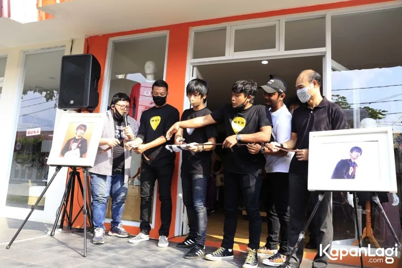 Jika Anda tidak melihat foto Rian D Masiv, kemungkinan karena foto dengan nomor tersebut tidak tersedia di Kapanlagi.com™