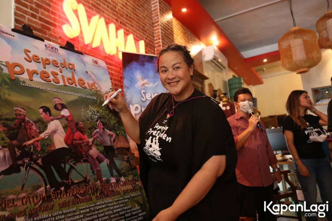 Jika Anda tidak melihat foto Sita Nursanti Sita Rsd, kemungkinan karena foto dengan nomor tersebut tidak tersedia di Kapanlagi.com™