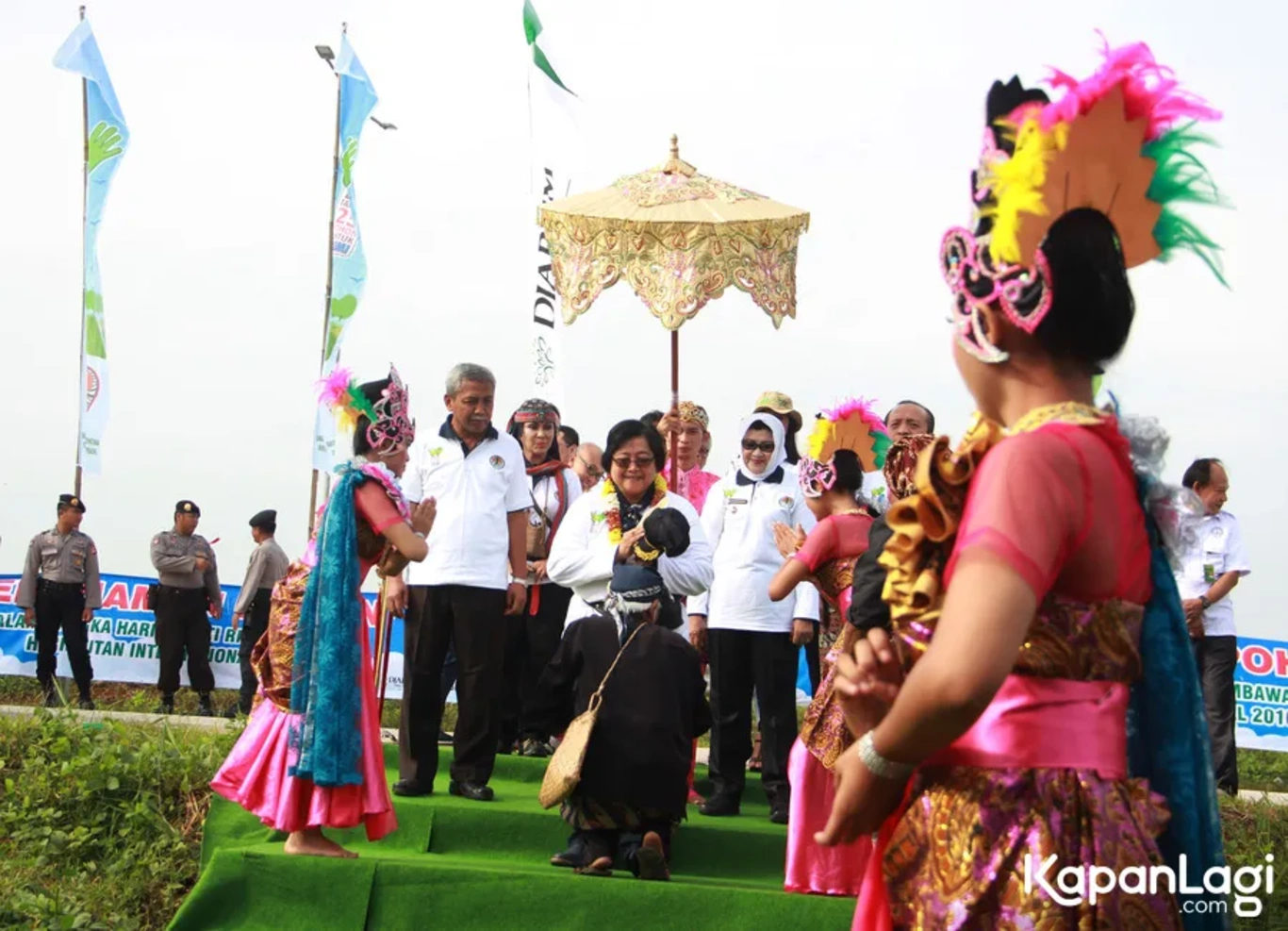 Jika Anda tidak melihat foto Siti Nurbaya Bakar, kemungkinan karena foto dengan nomor tersebut tidak tersedia di Kapanlagi.com™
