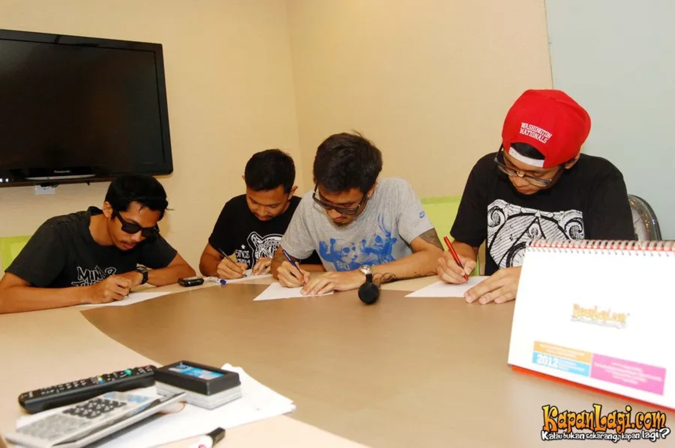 Jika Anda tidak melihat foto Snickers And The Chicken Fighter, kemungkinan karena foto dengan nomor tersebut tidak tersedia di Kapanlagi.com™