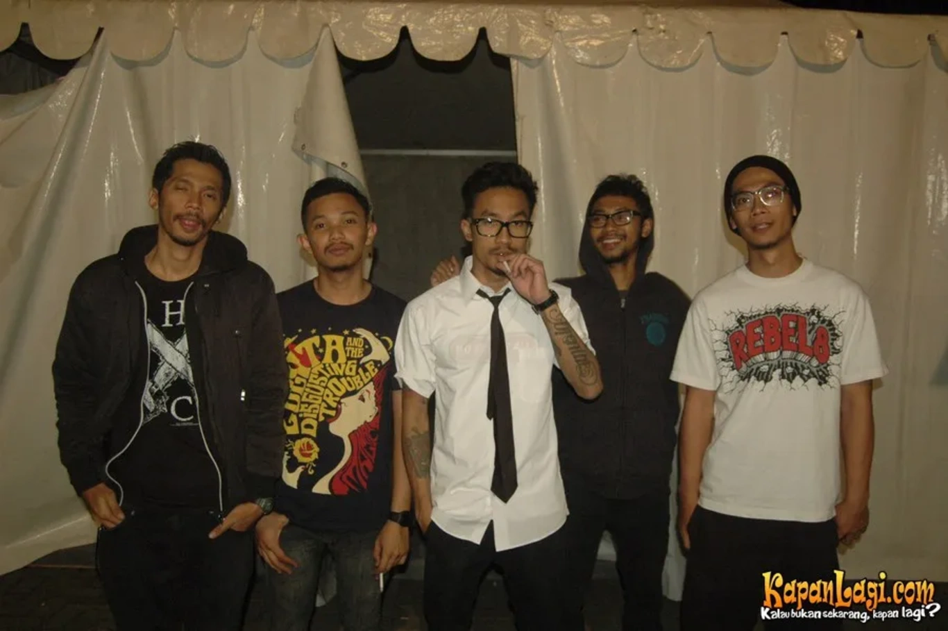 Jika Anda tidak melihat foto Snickers And The Chicken Fighter, kemungkinan karena foto dengan nomor tersebut tidak tersedia di Kapanlagi.com™