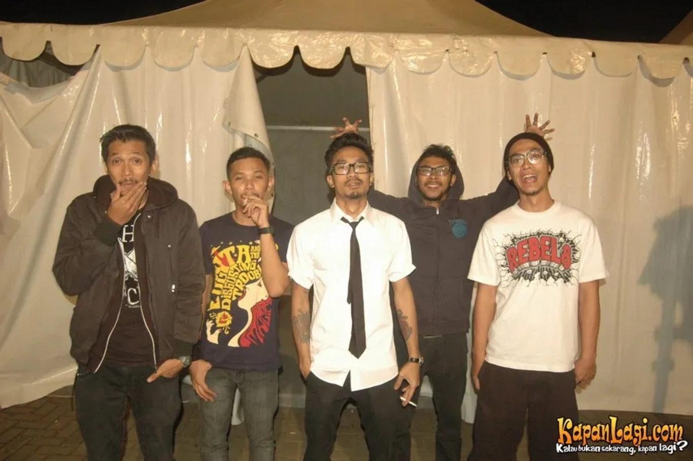 Jika Anda tidak melihat foto Snickers And The Chicken Fighter, kemungkinan karena foto dengan nomor tersebut tidak tersedia di Kapanlagi.com™