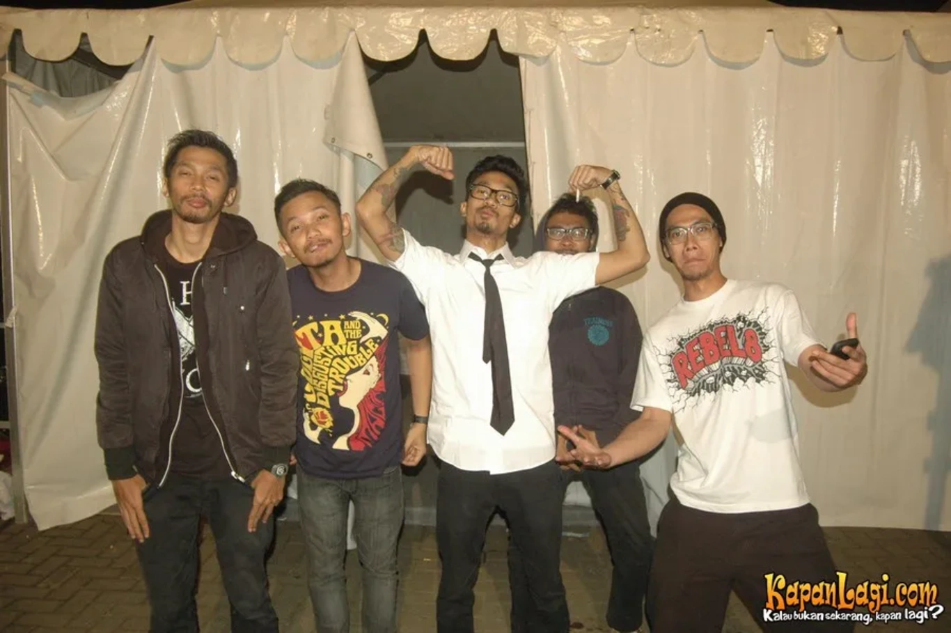 Jika Anda tidak melihat foto Snickers And The Chicken Fighter, kemungkinan karena foto dengan nomor tersebut tidak tersedia di Kapanlagi.com™