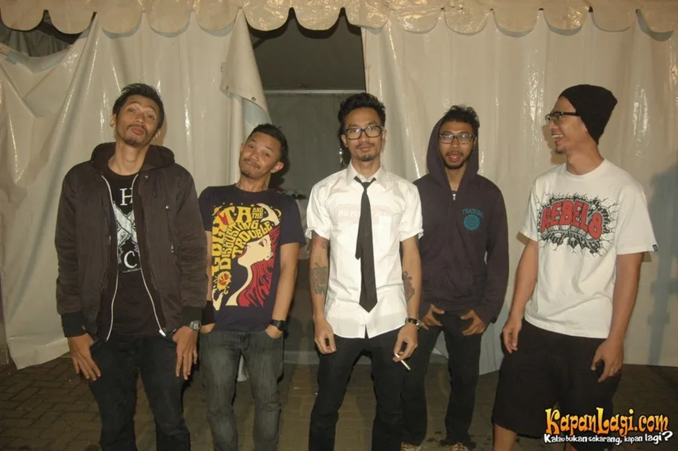 Jika Anda tidak melihat foto Snickers And The Chicken Fighter, kemungkinan karena foto dengan nomor tersebut tidak tersedia di Kapanlagi.com™