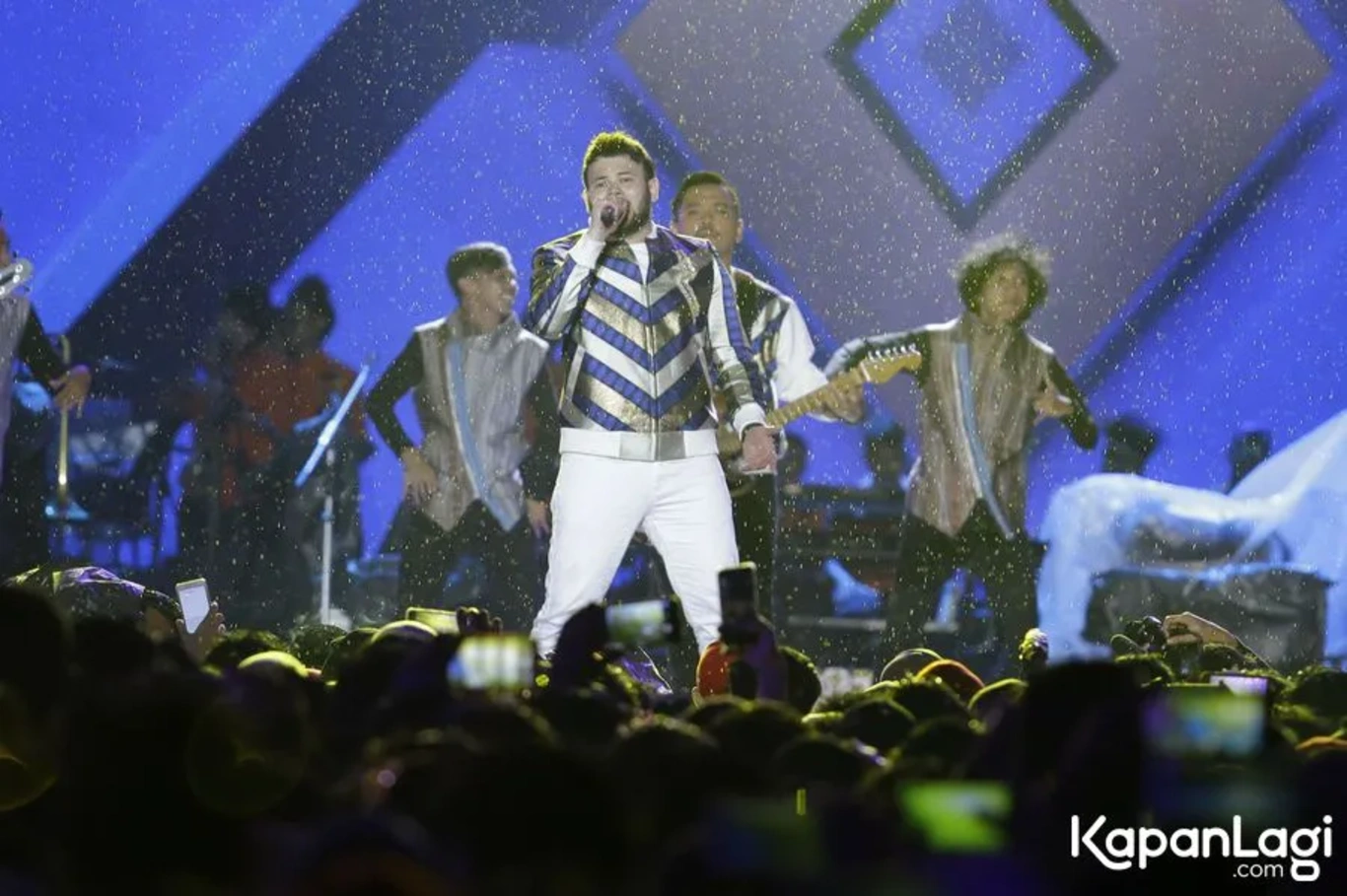 Jika Anda tidak melihat foto Sonet 2 Band, kemungkinan karena foto dengan nomor tersebut tidak tersedia di Kapanlagi.com™