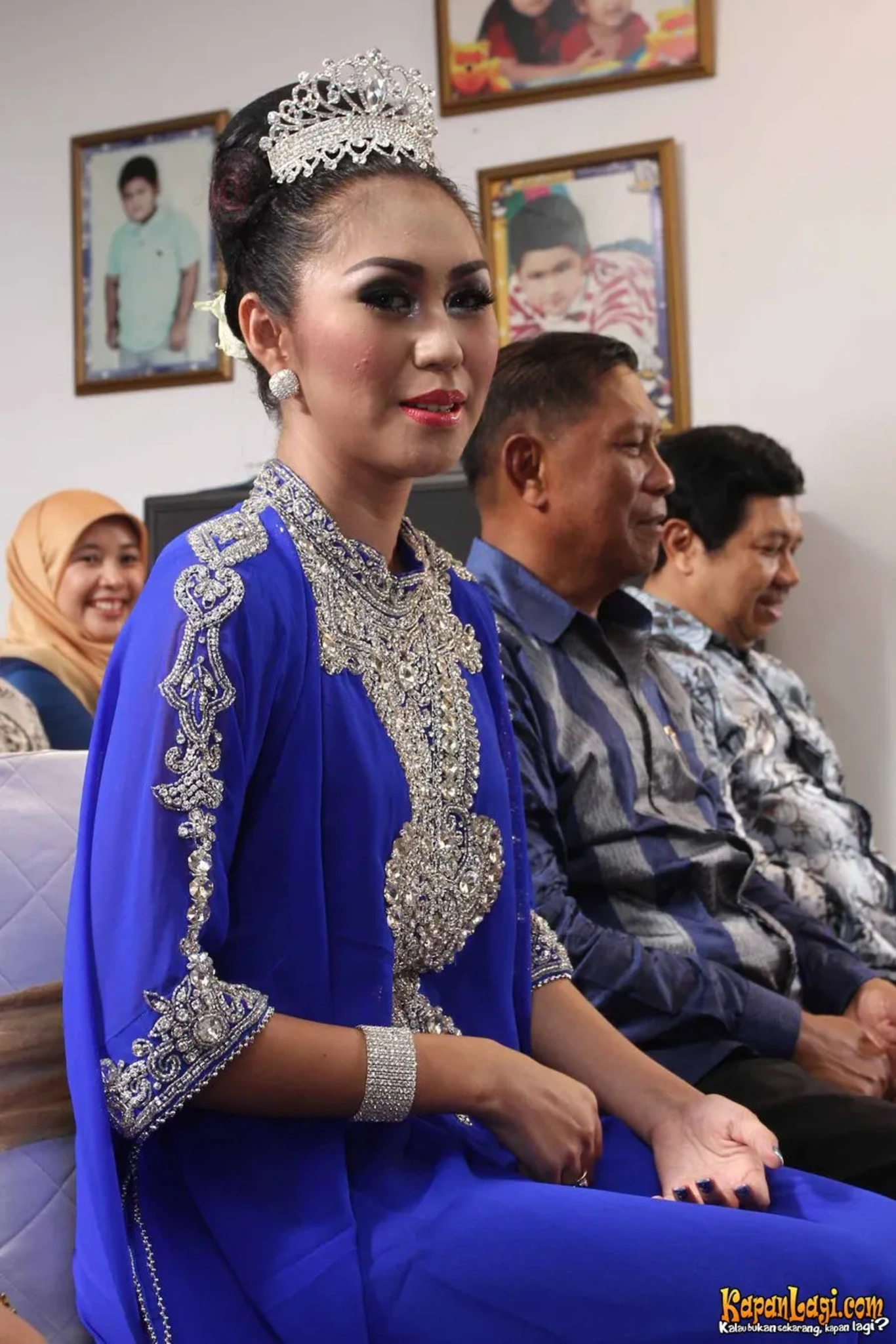 Jika Anda tidak melihat foto Soraya Hapsari, kemungkinan karena foto dengan nomor tersebut tidak tersedia di Kapanlagi.com™