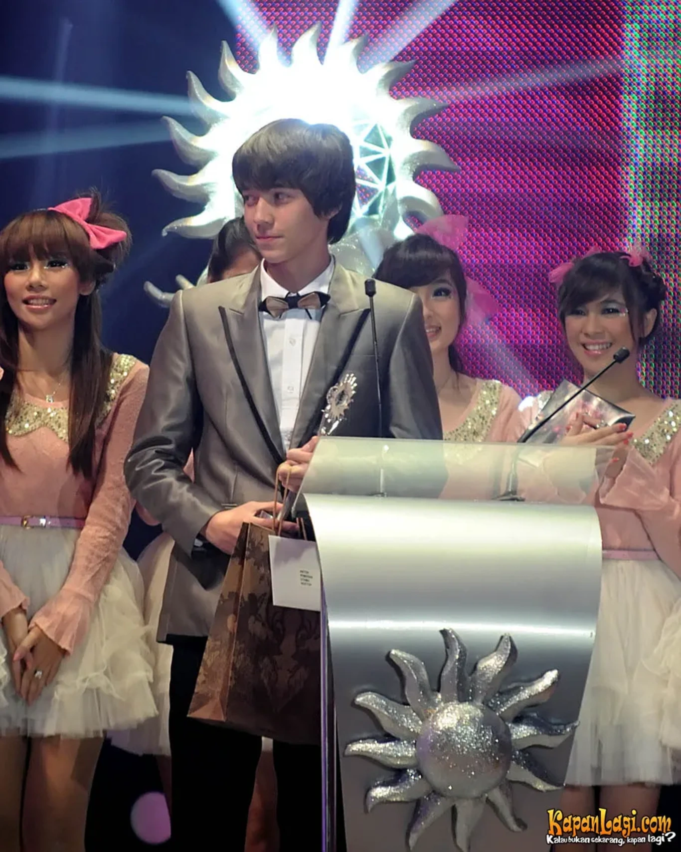 Jika Anda tidak melihat foto Stefan William, kemungkinan karena foto dengan nomor tersebut tidak tersedia di Kapanlagi.com™