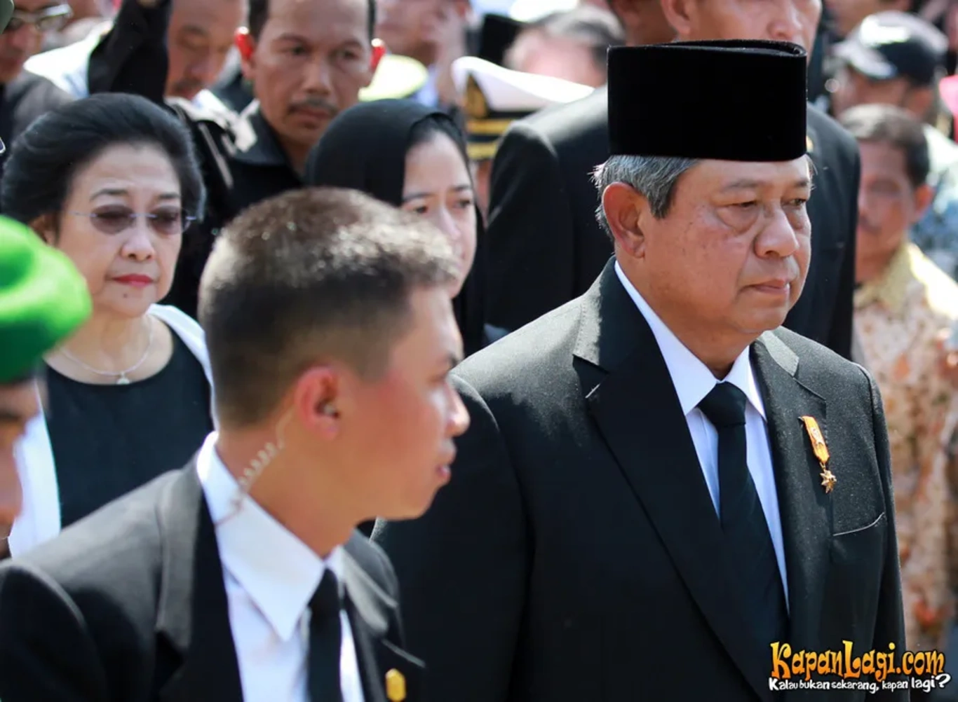 Jika Anda tidak melihat foto Susilo Bambang Yudhoyono, kemungkinan karena foto dengan nomor tersebut tidak tersedia di Kapanlagi.com™