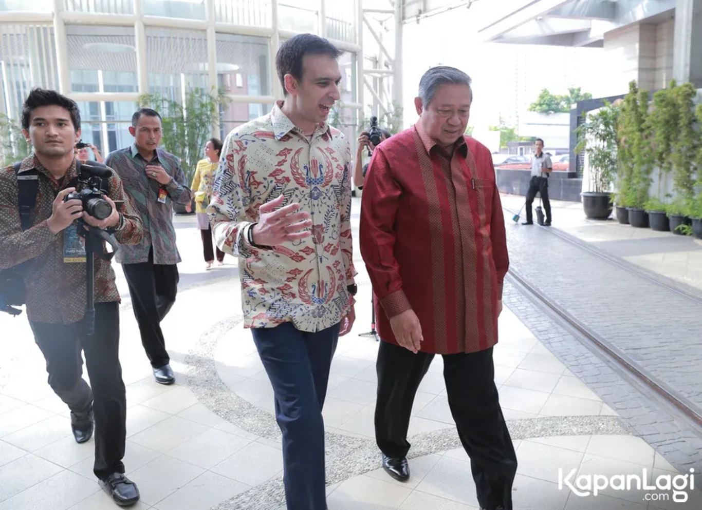 Jika Anda tidak melihat foto Susilo Bambang Yudhoyono, kemungkinan karena foto dengan nomor tersebut tidak tersedia di Kapanlagi.com™