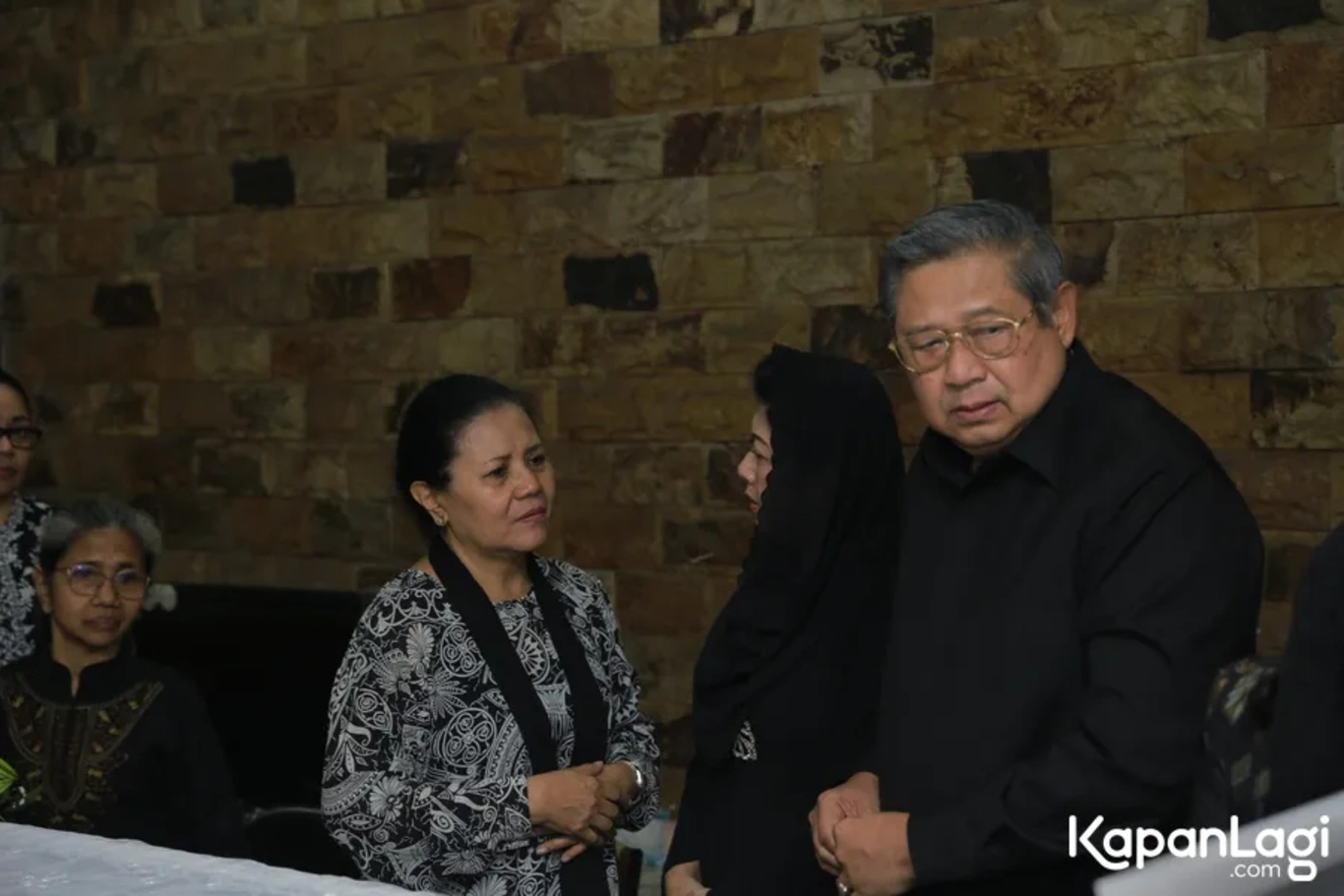 Jika Anda tidak melihat foto Susilo Bambang Yudhoyono, kemungkinan karena foto dengan nomor tersebut tidak tersedia di Kapanlagi.com™