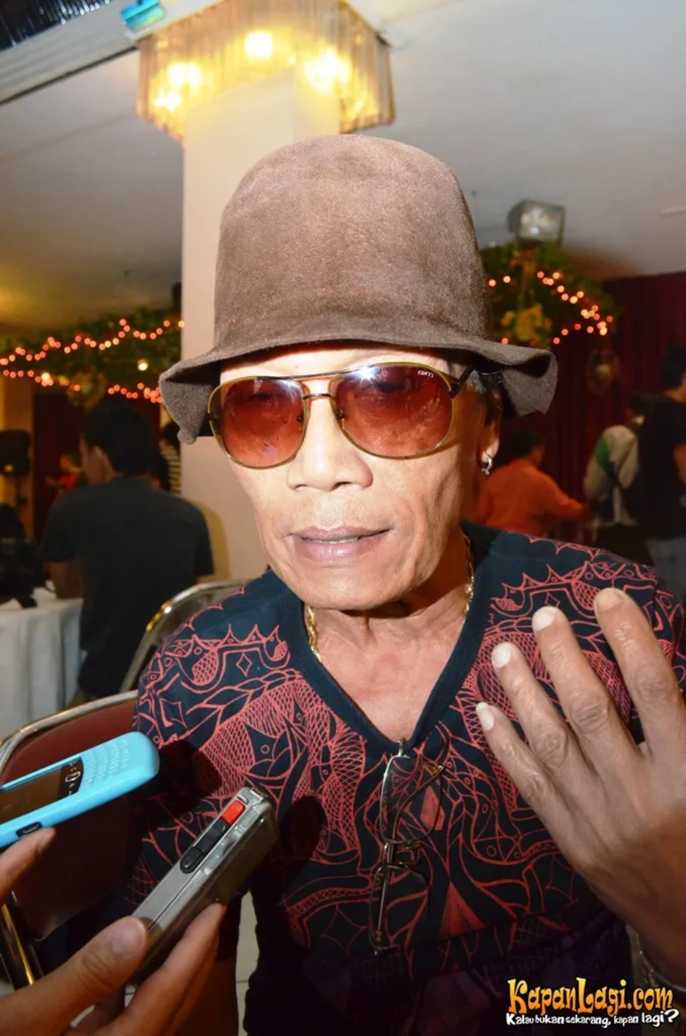 Jika Anda tidak melihat foto Tessy Srimulat, kemungkinan karena foto dengan nomor tersebut tidak tersedia di Kapanlagi.com™