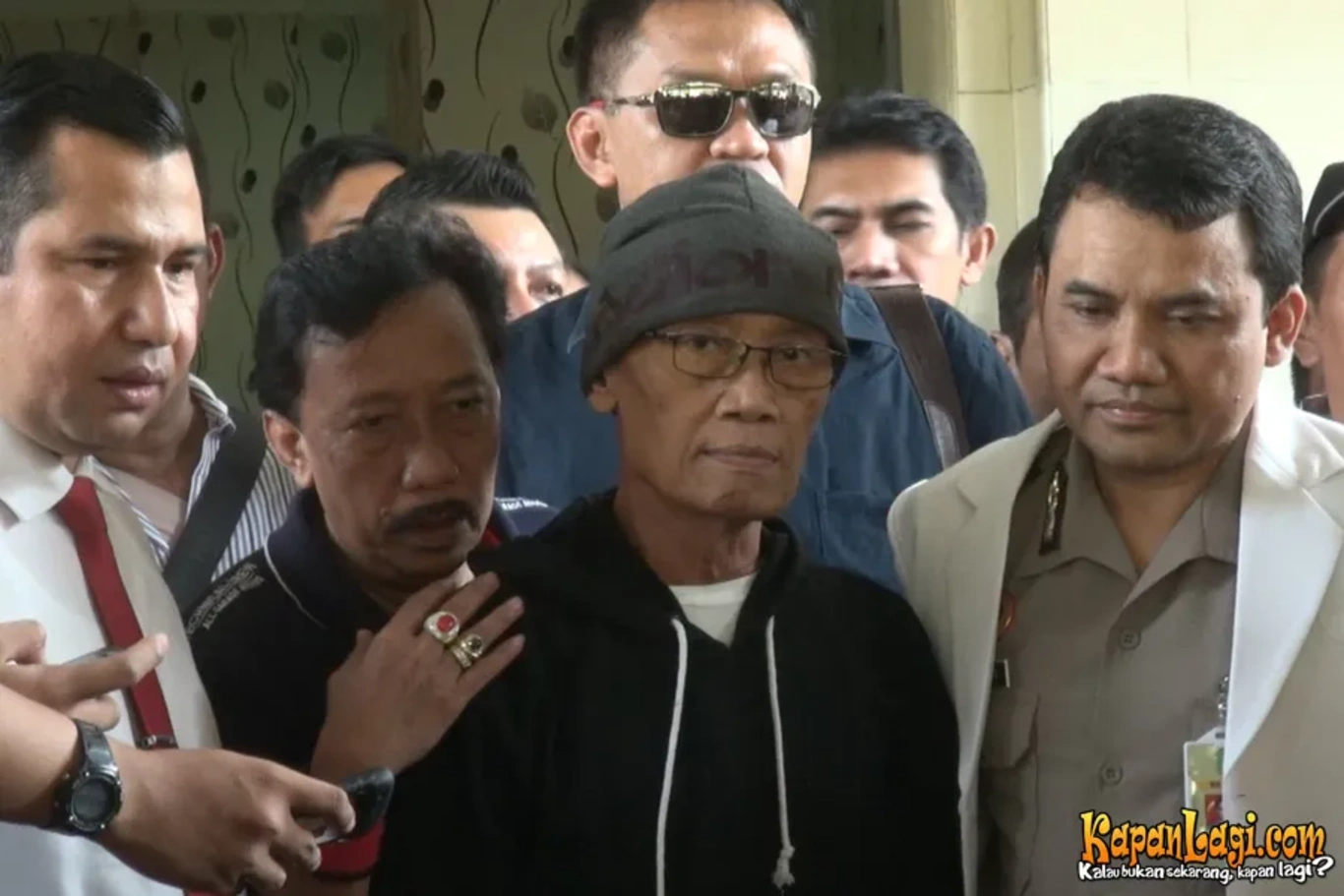 Jika Anda tidak melihat foto Tessy Srimulat, kemungkinan karena foto dengan nomor tersebut tidak tersedia di Kapanlagi.com™