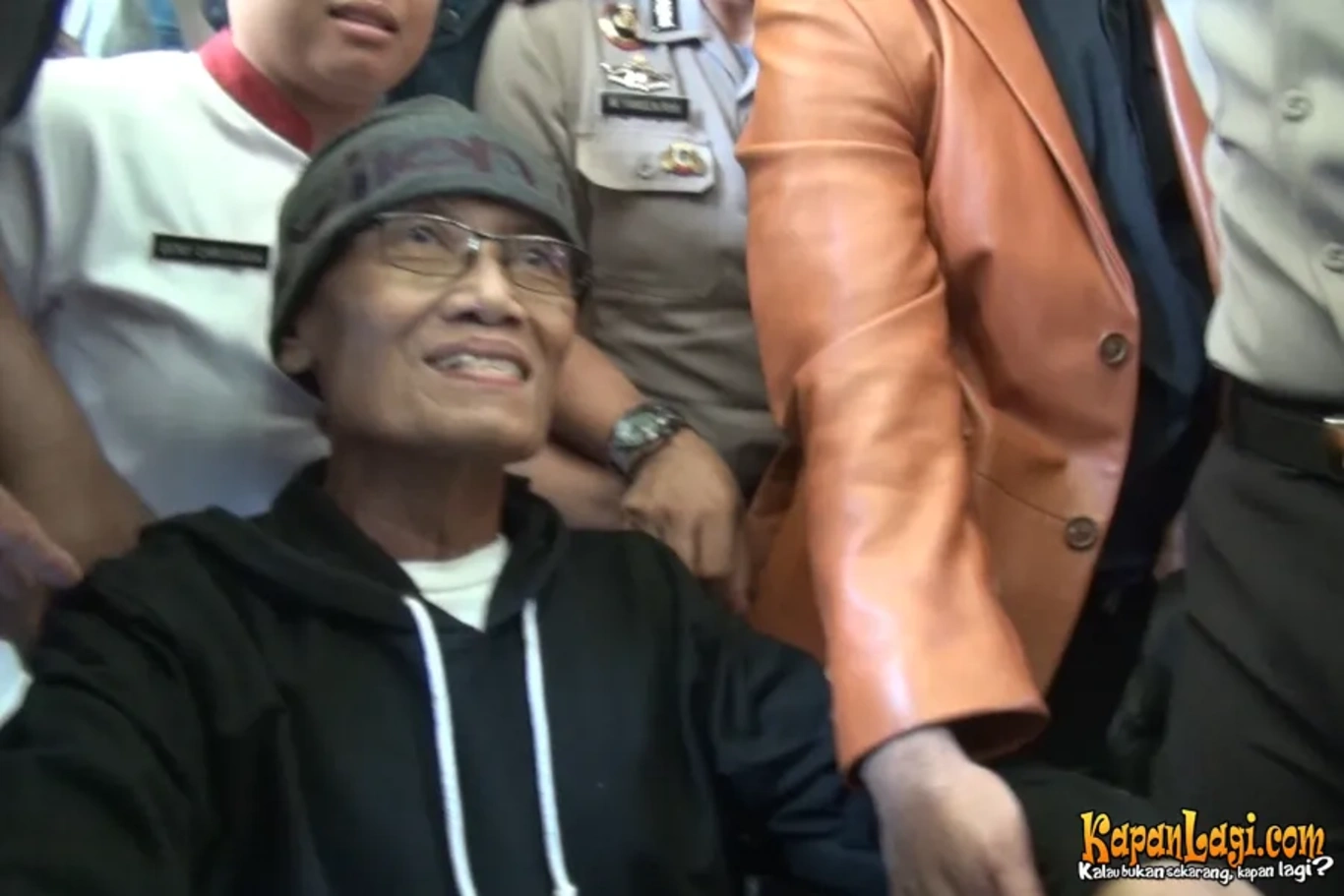 Jika Anda tidak melihat foto Tessy Srimulat, kemungkinan karena foto dengan nomor tersebut tidak tersedia di Kapanlagi.com™