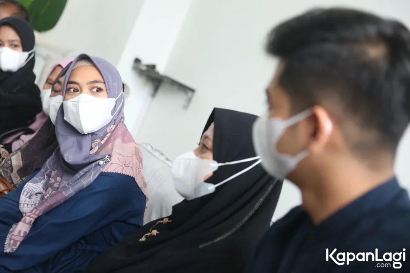 Jika Anda tidak melihat foto Teuku Rushariandi, kemungkinan karena foto dengan nomor tersebut tidak tersedia di Kapanlagi.com™