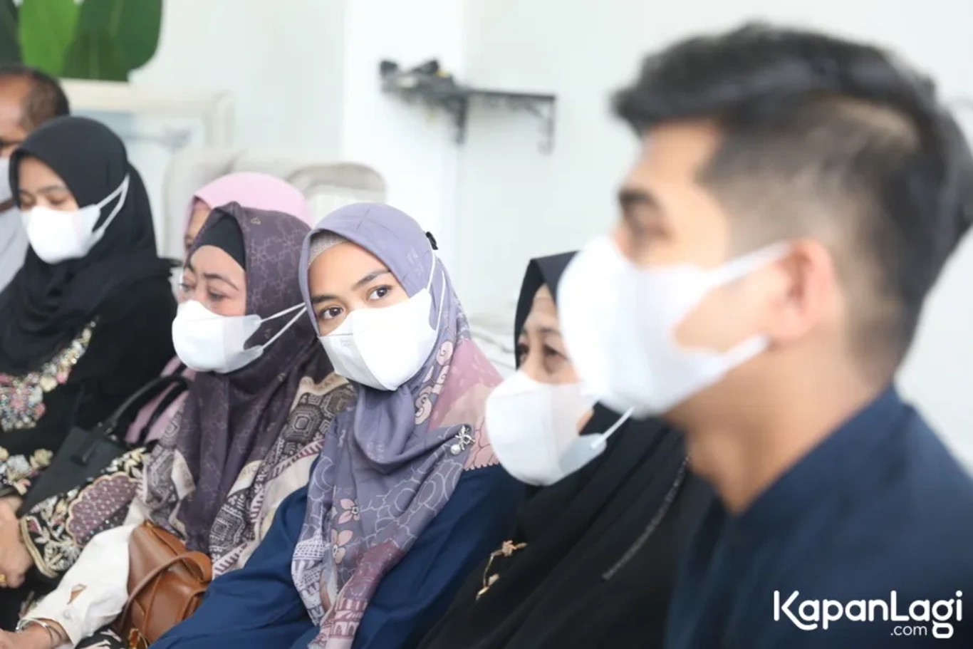 Jika Anda tidak melihat foto Teuku Rushariandi, kemungkinan karena foto dengan nomor tersebut tidak tersedia di Kapanlagi.com™