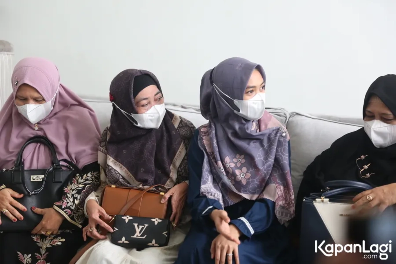 Jika Anda tidak melihat foto Teuku Rushariandi, kemungkinan karena foto dengan nomor tersebut tidak tersedia di Kapanlagi.com™