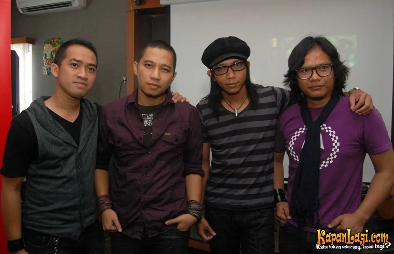 Jika Anda tidak melihat foto The Rain, kemungkinan karena foto dengan nomor tersebut tidak tersedia di Kapanlagi.com™