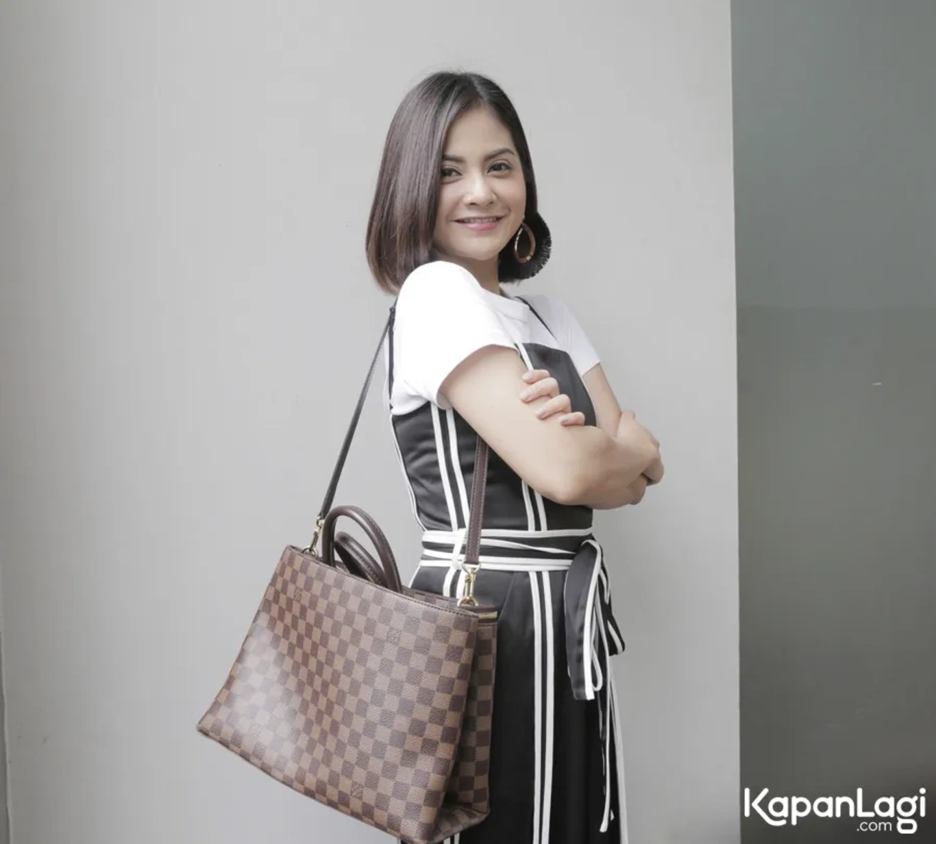 Jika Anda tidak melihat foto Tiwi Eks T2 Aka Prastiwi Diarti, kemungkinan karena foto dengan nomor tersebut tidak tersedia di Kapanlagi.com™