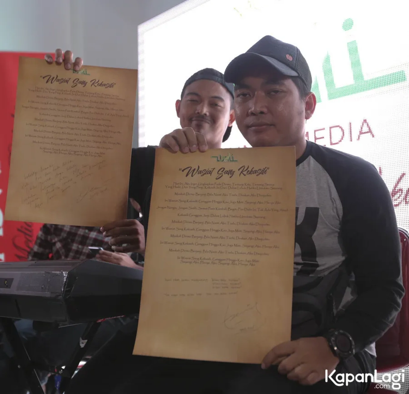 Jika Anda tidak melihat foto Tomi Wali, kemungkinan karena foto dengan nomor tersebut tidak tersedia di Kapanlagi.com™