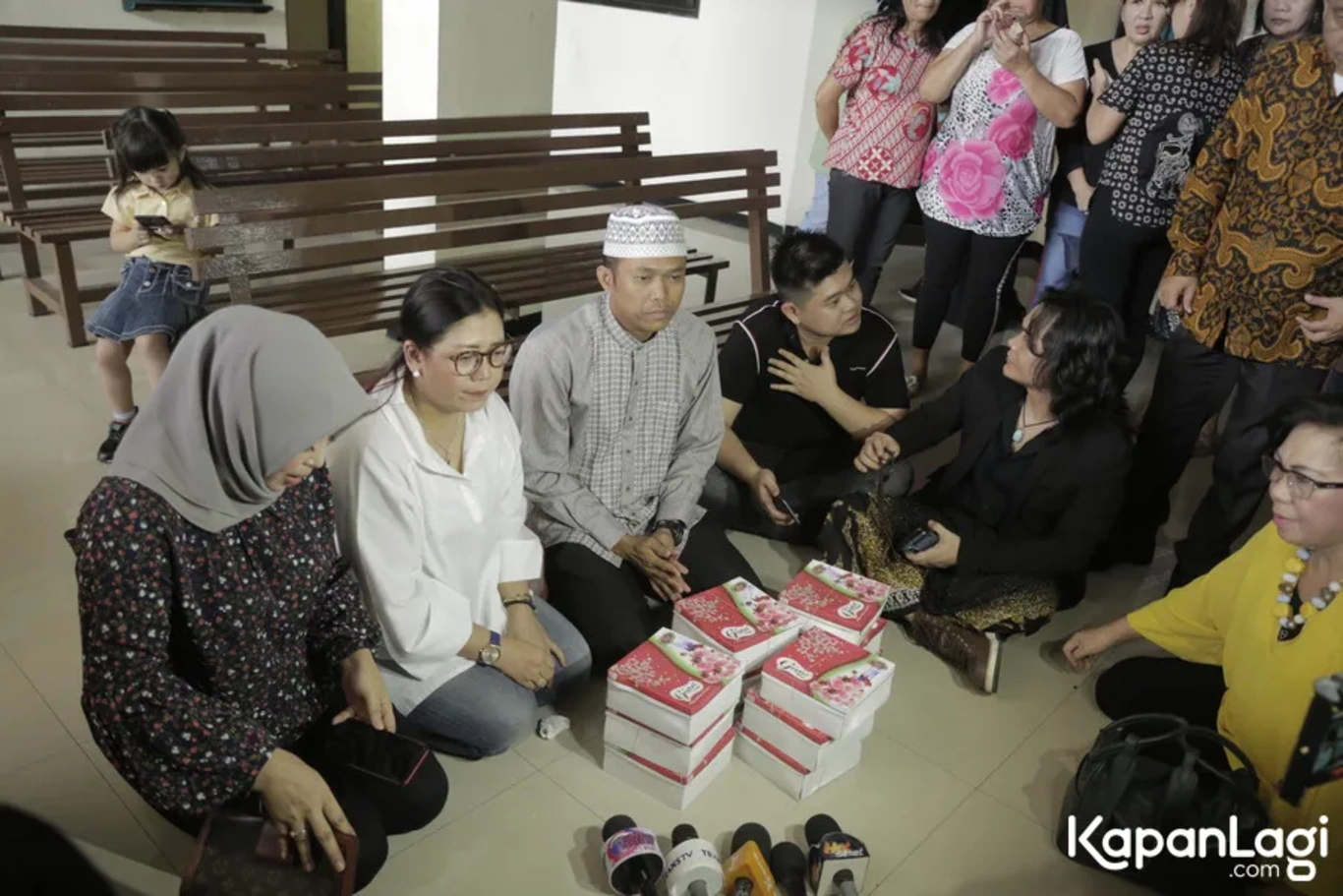 Jika Anda tidak melihat foto Tuty Suratinah Ibunda Kriss Hatta, kemungkinan karena foto dengan nomor tersebut tidak tersedia di Kapanlagi.com™