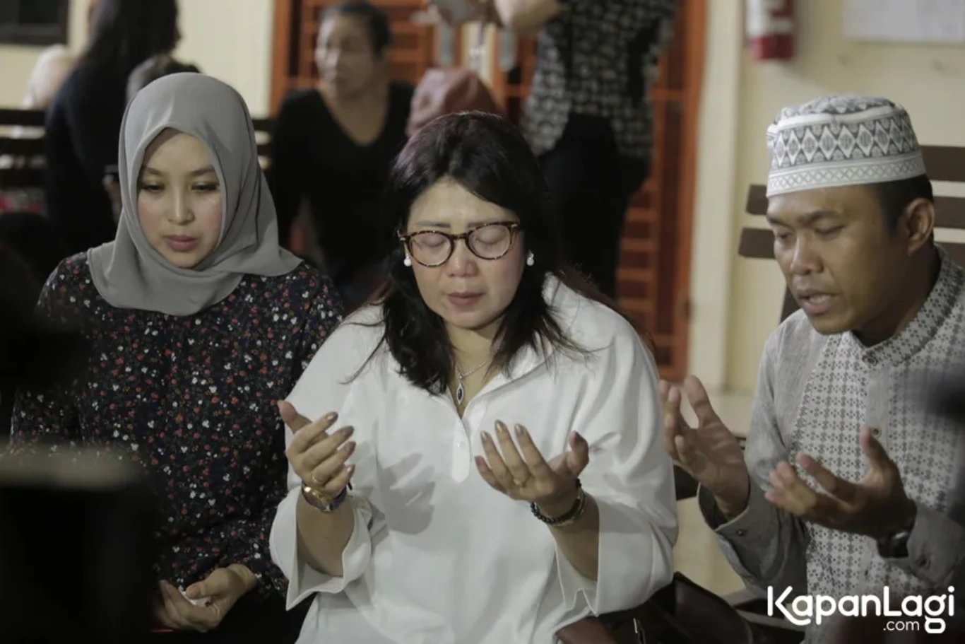 Jika Anda tidak melihat foto Tuty Suratinah Ibunda Kriss Hatta, kemungkinan karena foto dengan nomor tersebut tidak tersedia di Kapanlagi.com™