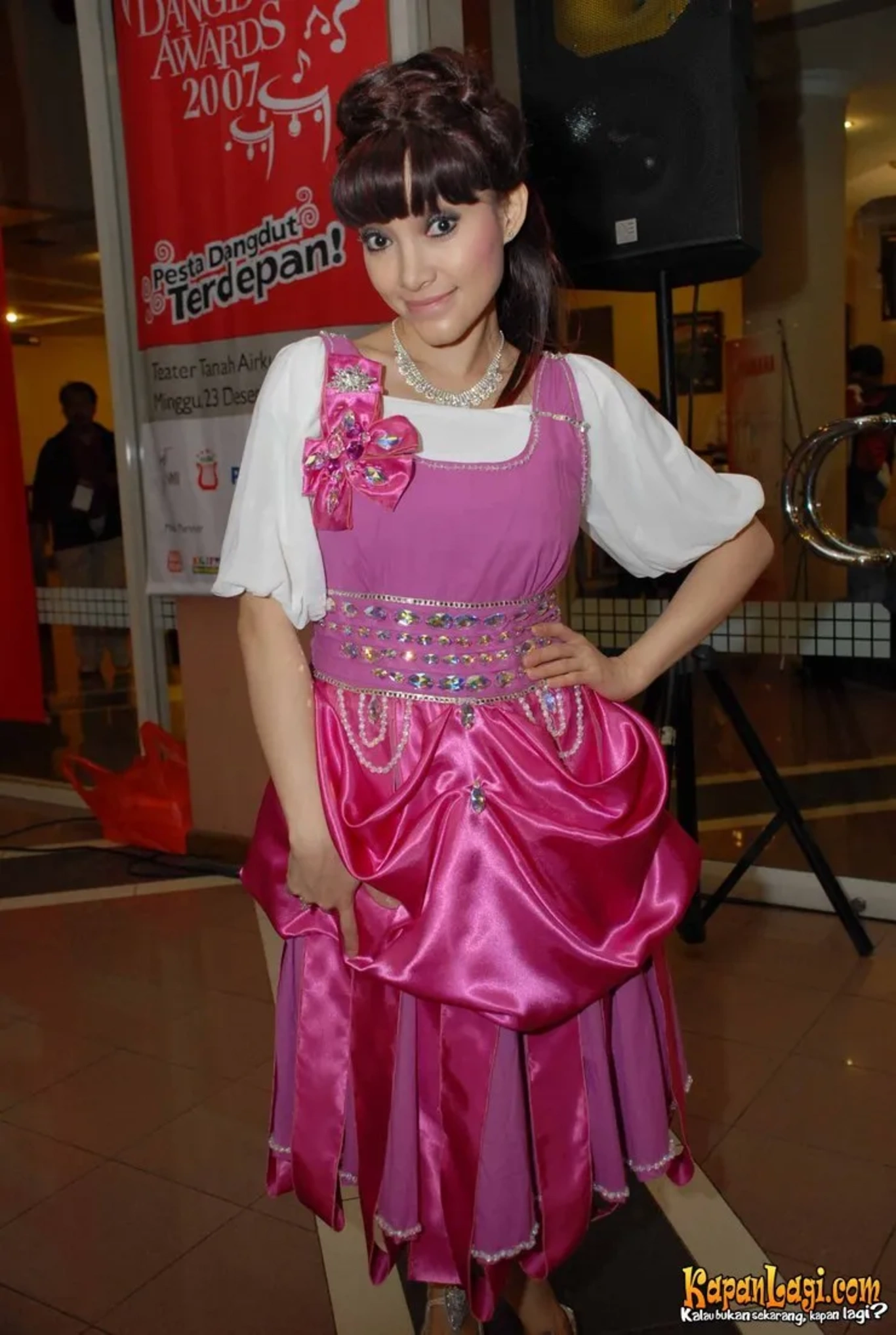 Jika Anda tidak melihat foto Vety Vera, kemungkinan karena foto dengan nomor tersebut tidak tersedia di Kapanlagi.com™