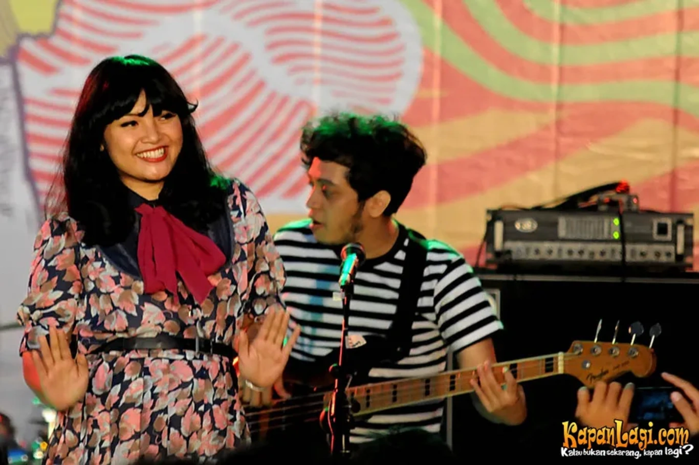 Jika Anda tidak melihat foto White Shoes And The Couples Company, kemungkinan karena foto dengan nomor tersebut tidak tersedia di Kapanlagi.com™