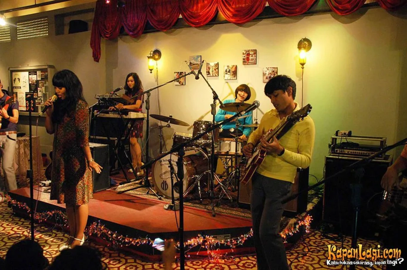 Jika Anda tidak melihat foto White Shoes and The Couples Company, kemungkinan karena foto dengan nomor tersebut tidak tersedia di Kapanlagi.com™