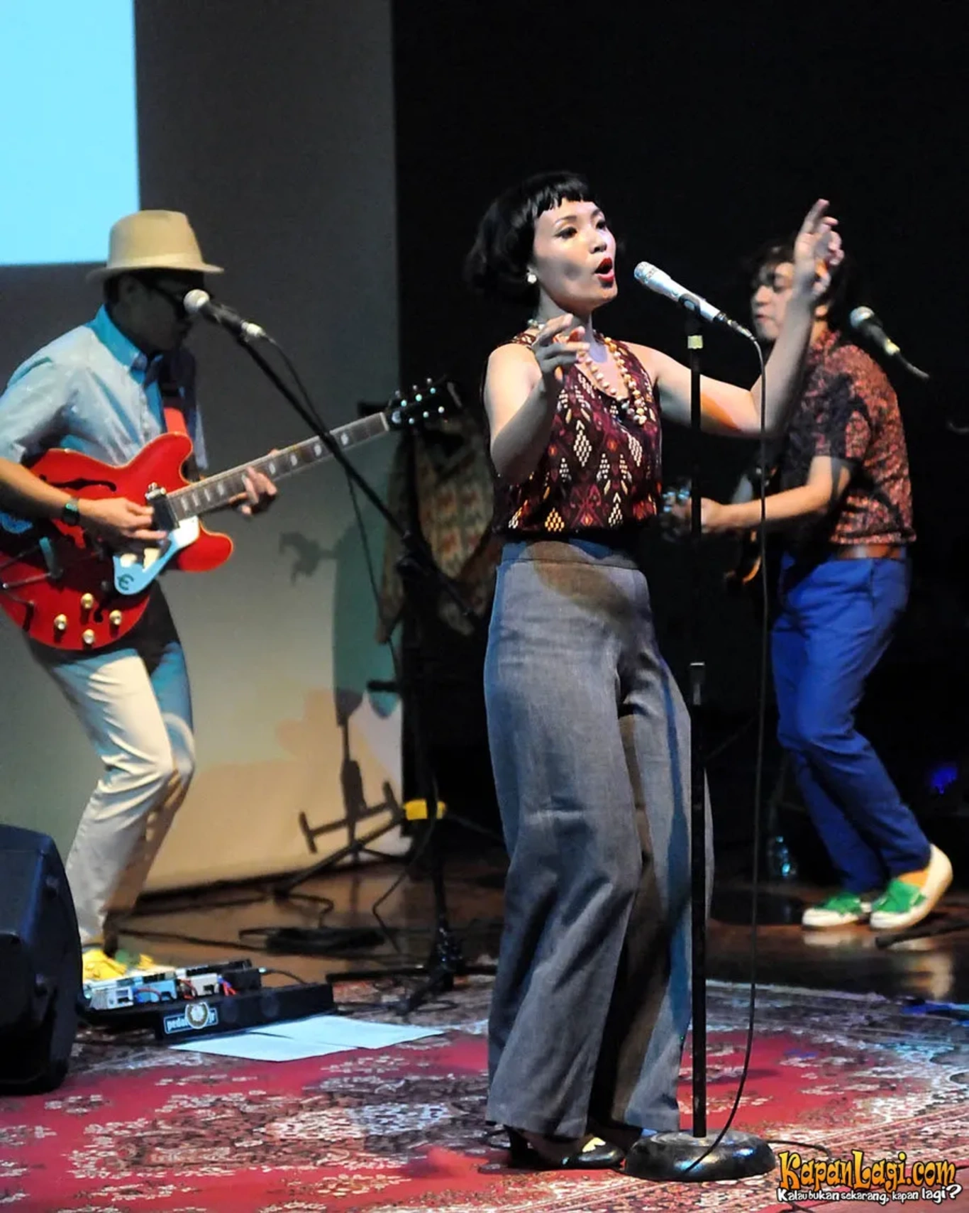 Jika Anda tidak melihat foto White Shoes and The Couples Company, kemungkinan karena foto dengan nomor tersebut tidak tersedia di Kapanlagi.com™