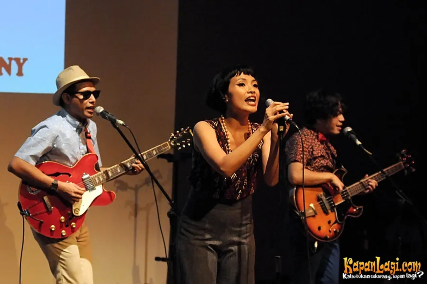 Jika Anda tidak melihat foto White Shoes and The Couples Company, kemungkinan karena foto dengan nomor tersebut tidak tersedia di Kapanlagi.com™
