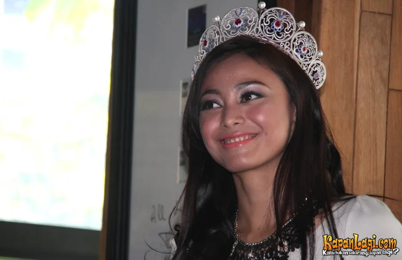 Jika Anda tidak melihat foto Whulandary Herman, kemungkinan karena foto dengan nomor tersebut tidak tersedia di Kapanlagi.com™