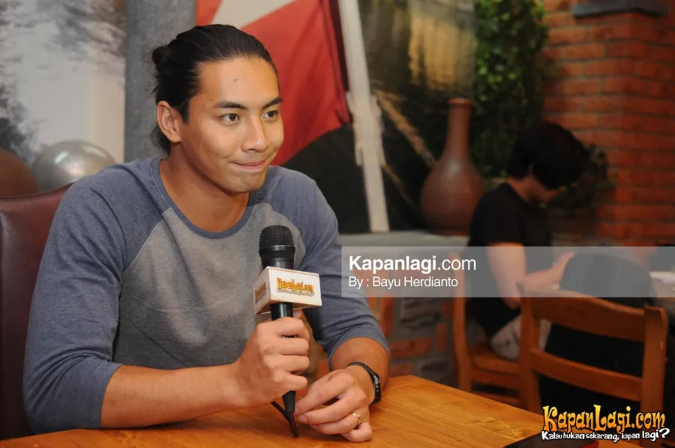 Jika Anda tidak melihat foto Yoshi Sudarso, kemungkinan karena foto dengan nomor tersebut tidak tersedia di Kapanlagi.com™