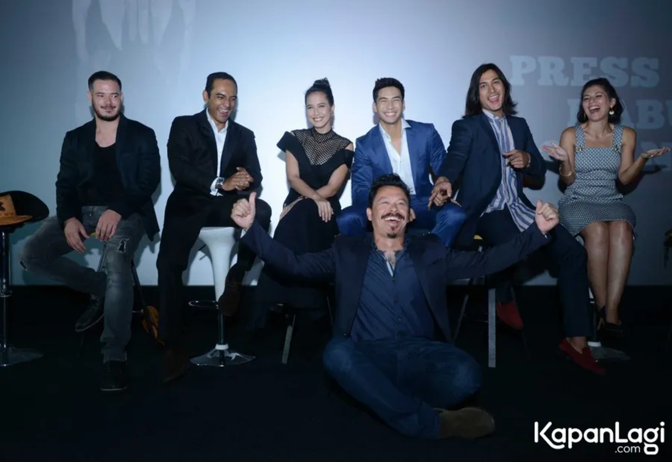 Jika Anda tidak melihat foto Yoshi Sudarso, kemungkinan karena foto dengan nomor tersebut tidak tersedia di Kapanlagi.com™