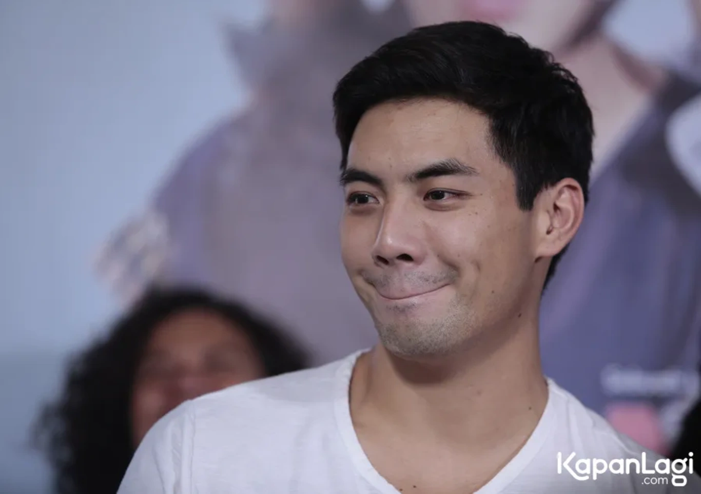 Jika Anda tidak melihat foto Yoshi Sudarso, kemungkinan karena foto dengan nomor tersebut tidak tersedia di Kapanlagi.com™