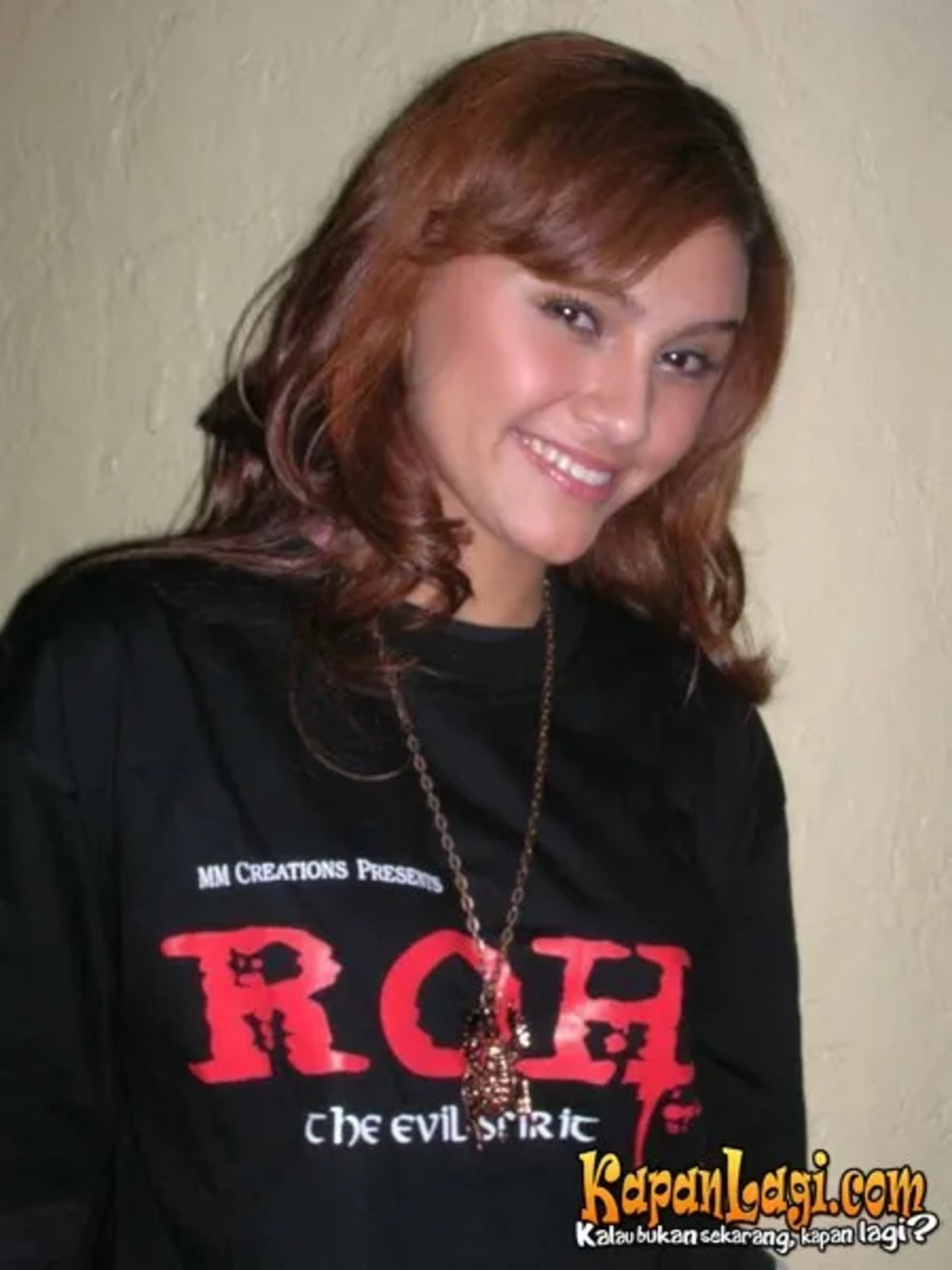 Jika Anda tidak melihat foto Zee Zee Shahab, kemungkinan karena foto dengan nomor tersebut tidak tersedia di Kapanlagi.com™