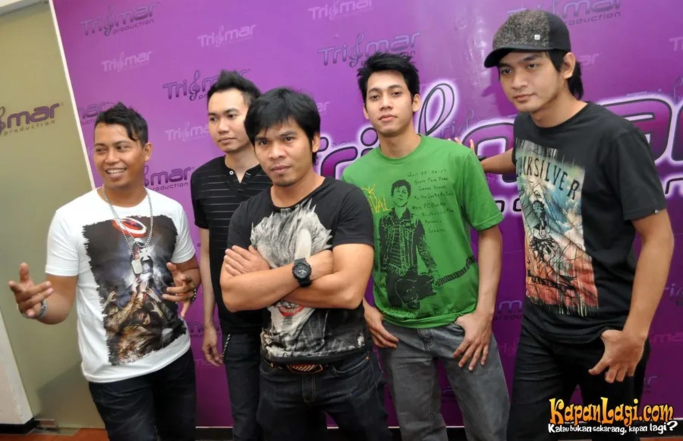 Jika Anda tidak melihat foto Zolla Band, kemungkinan karena foto dengan nomor tersebut tidak tersedia di Kapanlagi.com™