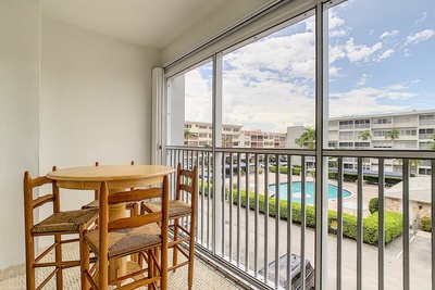 Interior 2 photo for 329 SE 3rd St Unit 301 Hallandale fl 33009