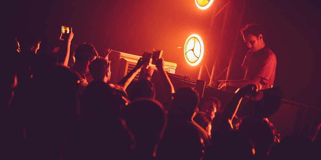 Four Tet mesmerizes with laser-filled, masterful Manila set – photo gallery