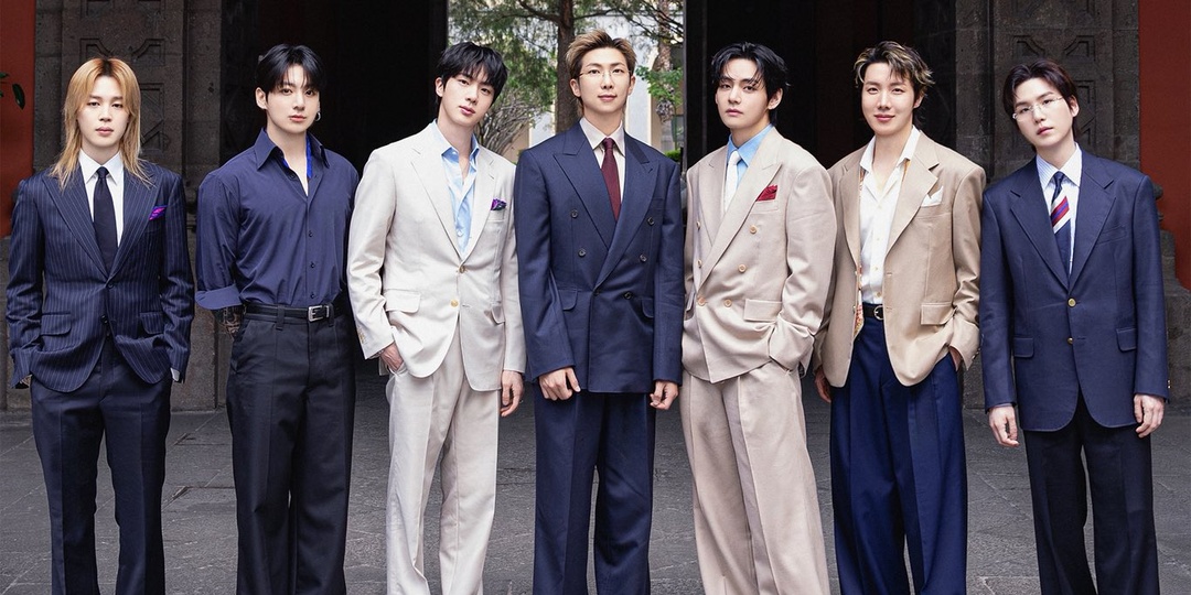 50K ARMYs gather outside Mexico’s National Palace after President Sheinbaum announces she's hosting BTS