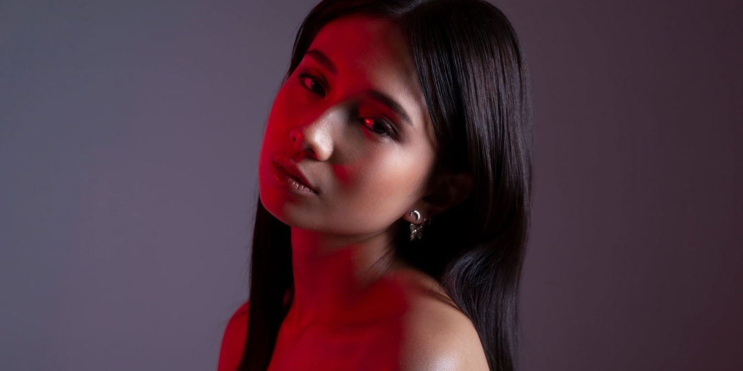 NIKI plays sensual femme fatale in new music video for 'Indigo' – watch