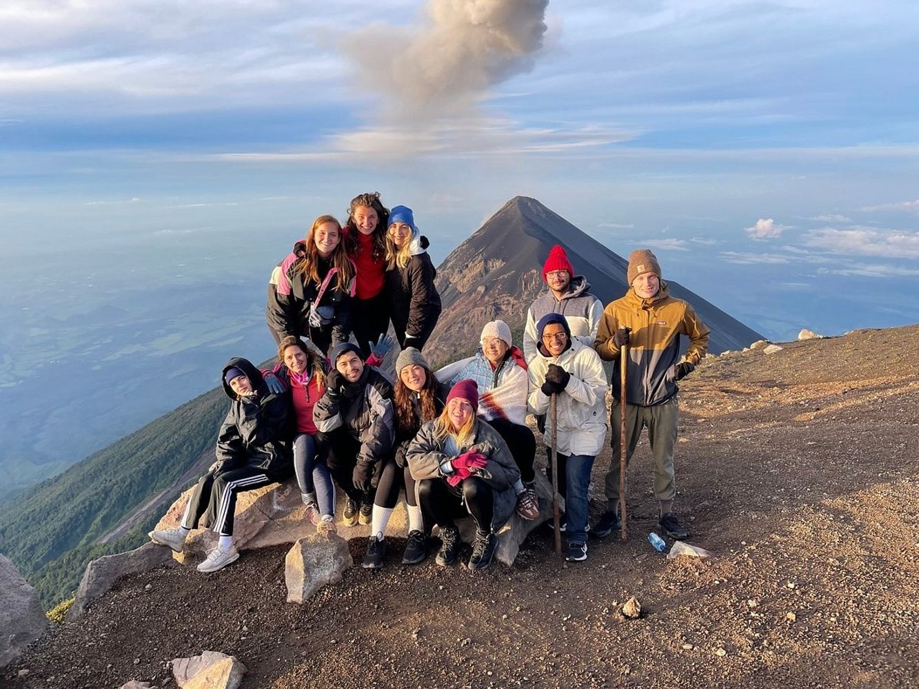 Desde Antigua: Caminata al Volcán Acatenango - Alojamiento en Cabaña Compartida