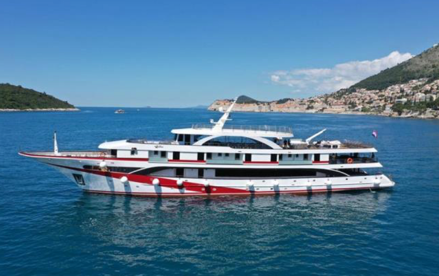 Epitome of Croatia: Gourmet Stars & Vineyard Trails