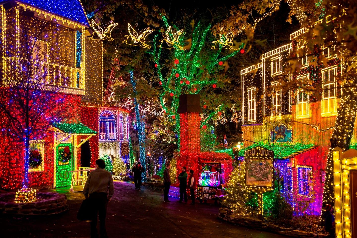 BRANSON Ozark Mountain Christmas in QB
